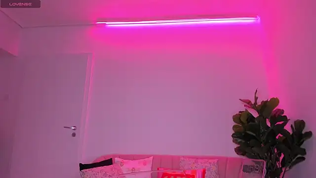 Snapshot of TiaBelle chatting on October 2025 05:22:02 PM TiaBelle online show from October 2025 05:22:02 PM