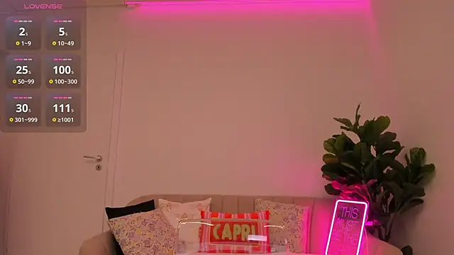 Snapshot of TiaBelle chatting on October 2025 05:21:02 PM TiaBelle online show from October 2025 05:21:02 PM