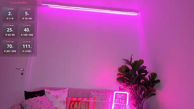 Snapshot of TiaBelle chatting on October 2025 05:44:02 PM TiaBelle online show from October 2025 05:44:02 PM