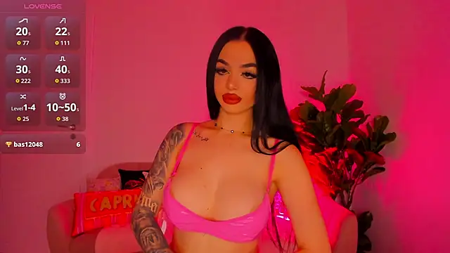 Snapshot of TiaBelle chatting on October 2025 06:52:02 PM TiaBelle online show from October 2025 06:52:02 PM