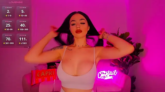 Snapshot of TiaBelle chatting on November 2025 06:32:01 PM TiaBelle online show from November 2025 06:32:01 PM