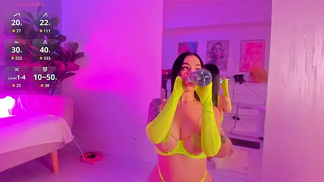 Snapshot of TiaBelle chatting on November 2025 06:17:01 PM TiaBelle online show from November 2025 06:17:01 PM