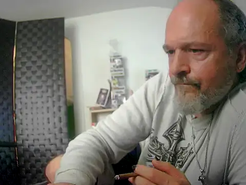 Snapshot of HippieDad333 chatting on September 2025 07:17:01 PM HippieDad333 online show from September 2025 07:17:01 PM