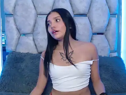 Snapshot of AnalyMilles chatting on October 2025 10:27:02 AM AnalyMilles online show from October 2025 10:27:02 AM