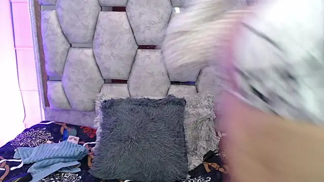 Snapshot of AnalyMilles chatting on November 2025 11:07:02 PM AnalyMilles online show from November 2025 11:07:02 PM