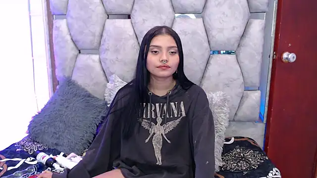 Snapshot of AnalyMilles chatting on November 2025 11:13:01 AM AnalyMilles online show from November 2025 11:13:01 AM