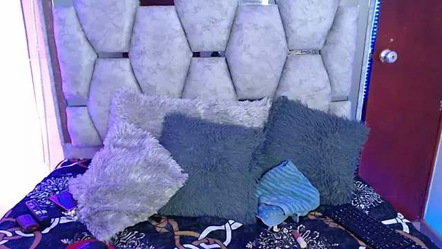 Snapshot of AnalyMilles chatting on December 2025 12:20:02 AM AnalyMilles online show from December 2025 12:20:02 AM