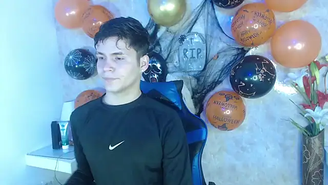 Snapshot of Aaron_Foxxx chatting on October 2025 05:41:02 PM Aaron Foxxx online show from October 2025 05:41:02 PM