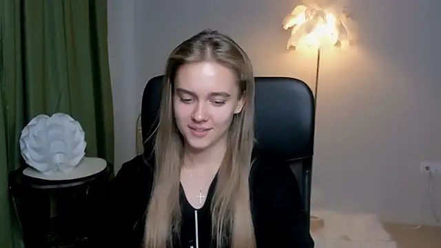 Snapshot of JuneWoods chatting on October 2025 11:51:02 AM JuneWoods online show from October 2025 11:51:02 AM