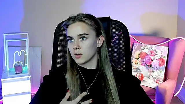 Snapshot of JuneWoods chatting on October 2025 10:35:02 AM JuneWoods online show from October 2025 10:35:02 AM