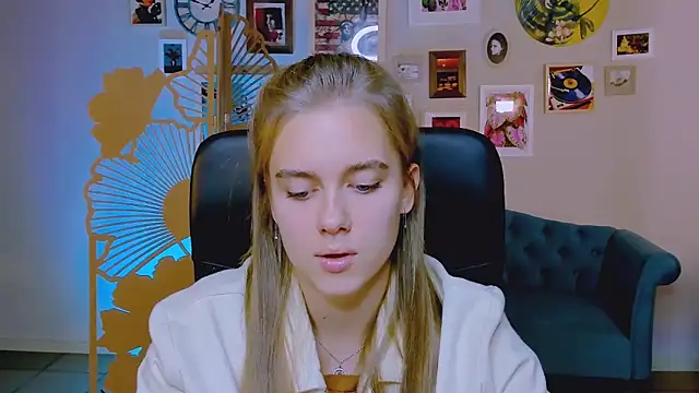 Snapshot of JuneWoods chatting on October 2025 06:33:01 AM JuneWoods online show from October 2025 06:33:01 AM