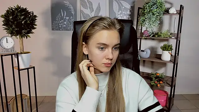 Snapshot of JuneWoods chatting on October 2025 10:58:02 AM JuneWoods online show from October 2025 10:58:02 AM