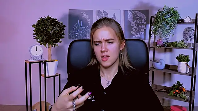 Snapshot of JuneWoods chatting on October 2025 12:19:01 PM JuneWoods online show from October 2025 12:19:01 PM