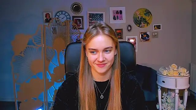 Snapshot of JuneWoods chatting on October 2025 07:20:02 AM JuneWoods online show from October 2025 07:20:02 AM