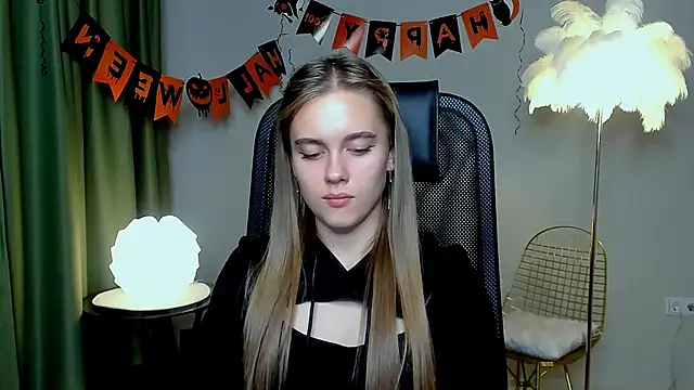 Snapshot of JuneWoods chatting on October 2025 01:07:01 PM JuneWoods online show from October 2025 01:07:01 PM