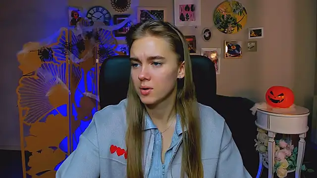 Snapshot of JuneWoods chatting on October 2025 06:39:02 AM JuneWoods online show from October 2025 06:39:02 AM