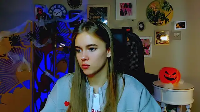 Snapshot of JuneWoods chatting on October 2025 08:16:02 AM JuneWoods online show from October 2025 08:16:02 AM