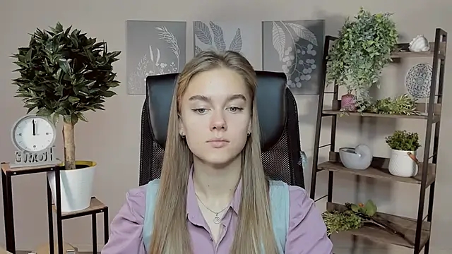 Snapshot of JuneWoods chatting on November 2025 07:42:02 AM JuneWoods online show from November 2025 07:42:02 AM