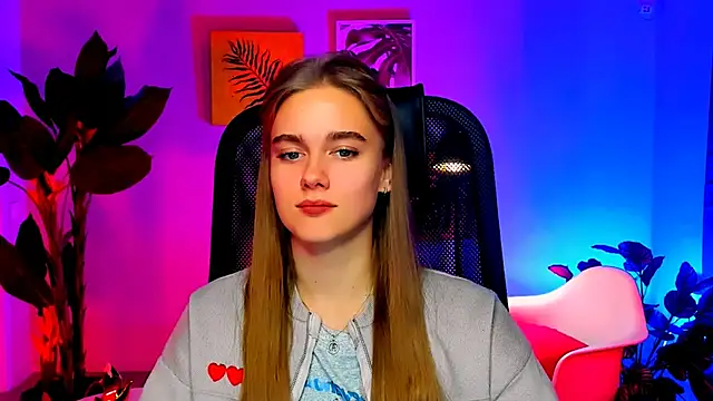 Snapshot of JuneWoods chatting on November 2025 07:40:01 AM JuneWoods online show from November 2025 07:40:01 AM