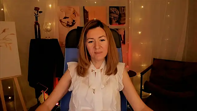 Snapshot of DonnaSmitth chatting on December 2025 12:43:02 PM DonnaSmitth online show from December 2025 12:43:02 PM