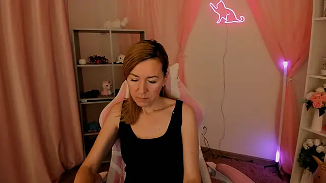 Snapshot of DonnaSmitth chatting on December 2025 11:48:01 AM DonnaSmitth online show from December 2025 11:48:01 AM