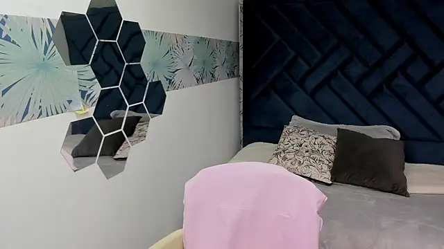 Snapshot of Valery_More__ chatting on October 2025 12:17:02 PM Valery More online show from October 2025 12:17:02 PM