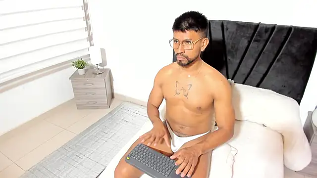 Snapshot of Taylormaccurdy_ chatting on October 2025 03:56:02 PM Taylormaccurdy online show from October 2025 03:56:02 PM