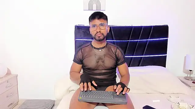 Snapshot of Taylormaccurdy_ chatting on November 2025 02:50:01 PM Taylormaccurdy online show from November 2025 02:50:01 PM