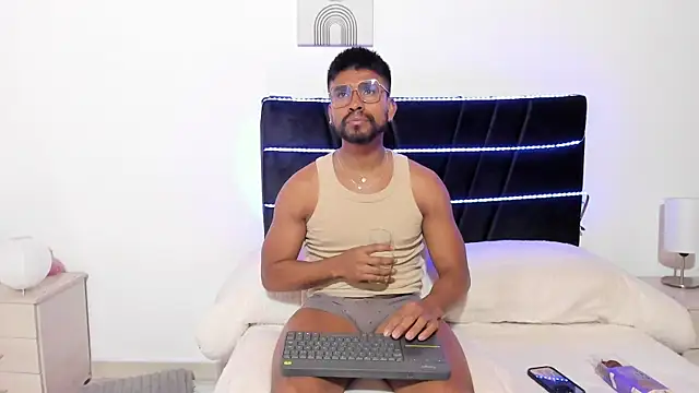 Snapshot of Taylormaccurdy_ chatting on November 2025 01:44:02 PM Taylormaccurdy online show from November 2025 01:44:02 PM