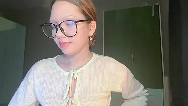 Snapshot of EmiIyKitty chatting on November 2025 08:11:02 PM EmiIyKitty online show from November 2025 08:11:02 PM