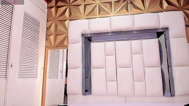 violet milleer online show from October 2025 07:01:02 PM