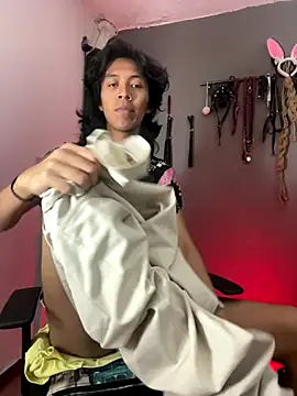 Snapshot of MadamLeRouge chatting on November 2025 11:05:02 PM MadamLeRouge online show from November 2025 11:05:02 PM