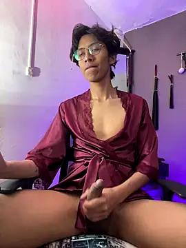 Snapshot of MadamLeRouge chatting on November 2025 11:47:01 PM MadamLeRouge online show from November 2025 11:47:01 PM