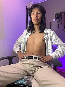 Snapshot of MadamLeRouge chatting on November 2025 12:43:02 AM MadamLeRouge online show from November 2025 12:43:02 AM