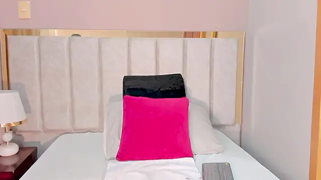 Snapshot of AriadnaHolt chatting on December 2025 03:17:01 PM AriadnaHolt online show from December 2025 03:17:01 PM