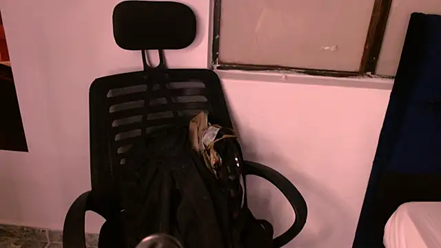 Snapshot of ChloePetite_0 chatting on November 2025 07:01:02 PM ChloePetite 0 online show from November 2025 07:01:02 PM