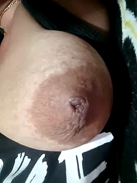 Snapshot of Hotmommax chatting on October 2025 08:17:02 PM Hotmommax online show from October 2025 08:17:02 PM