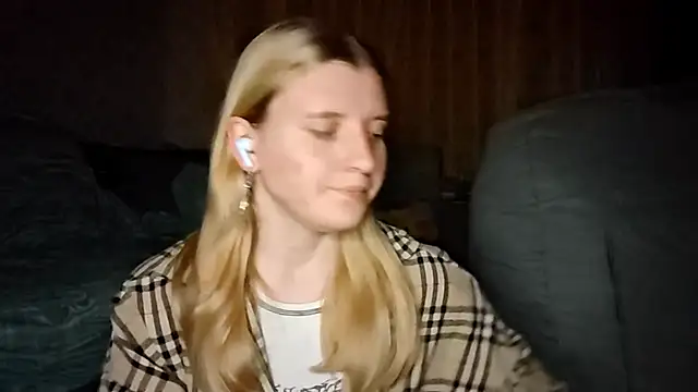 LynteriLain online show from October 2025 08:18:01 PM