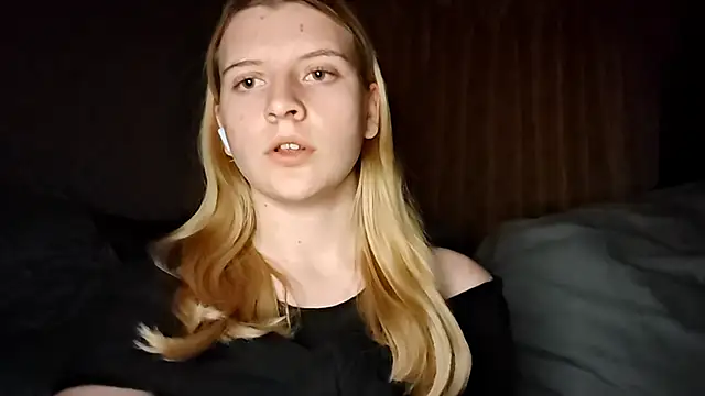 LynteriLain online show from October 2025 08:53:02 PM