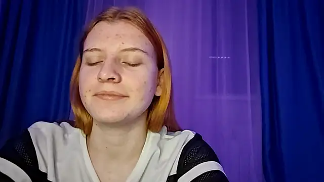 LynteriLain online show from November 2025 07:12:01 PM