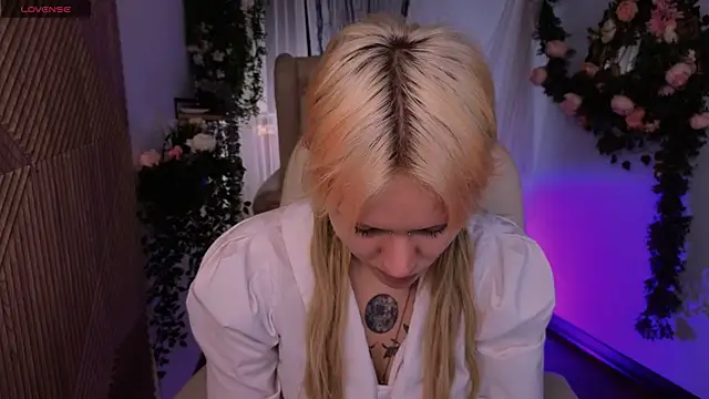 Snapshot of kitten_murray_ chatting on November 2025 01:33:02 PM kitten murray online show from November 2025 01:33:02 PM