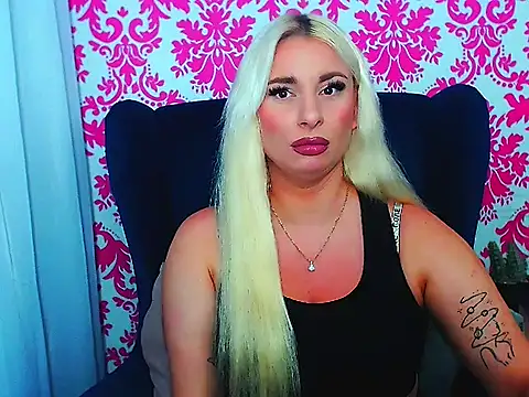 Snapshot of LuxuriaBlond chatting on October 2025 07:24:02 PM LuxuriaBlond online show from October 2025 07:24:02 PM