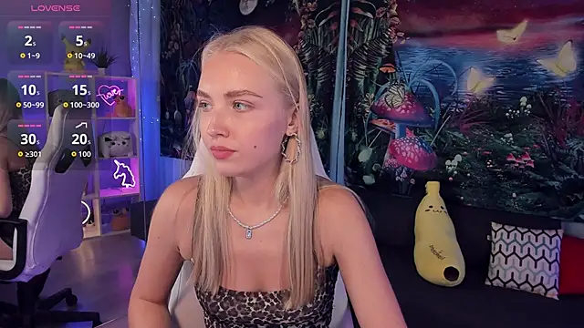 Snapshot of TessaGrays chatting on October 2025 10:24:01 AM TessaGrays online show from October 2025 10:24:01 AM