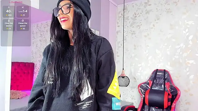 Snapshot of Luciaoregon chatting on October 2025 02:07:01 PM Luciaoregon online show from October 2025 02:07:01 PM