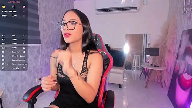 Snapshot of Luciaoregon chatting on October 2025 01:10:02 PM Luciaoregon online show from October 2025 01:10:02 PM