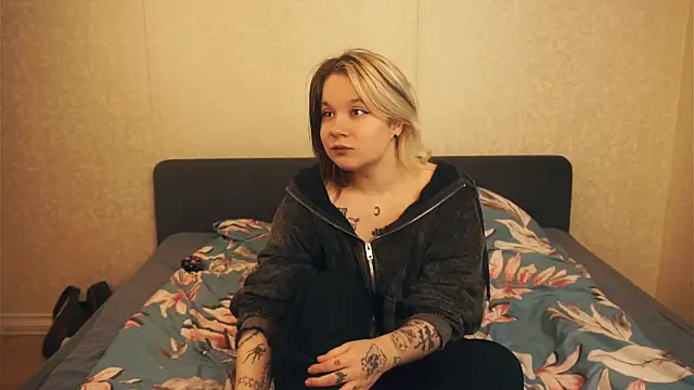 Snapshot of EviaVanveen chatting on October 2025 07:44:01 AM EviaVanveen online show from October 2025 07:44:01 AM