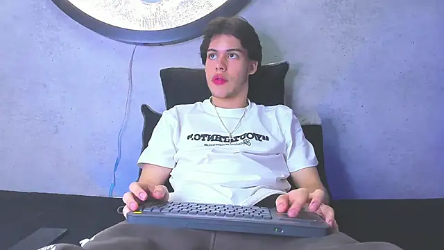 Snapshot of Lucian_grey chatting on November 2025 04:33:02 AM Lucian grey online show from November 2025 04:33:02 AM