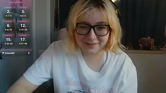 Snapshot of LolaWEI chatting on October 2025 07:17:01 AM LolaWEI online show from October 2025 07:17:01 AM