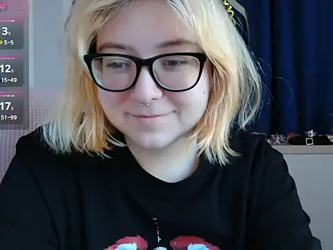 Snapshot of LolaWEI chatting on October 2025 07:18:01 AM LolaWEI online show from October 2025 07:18:01 AM