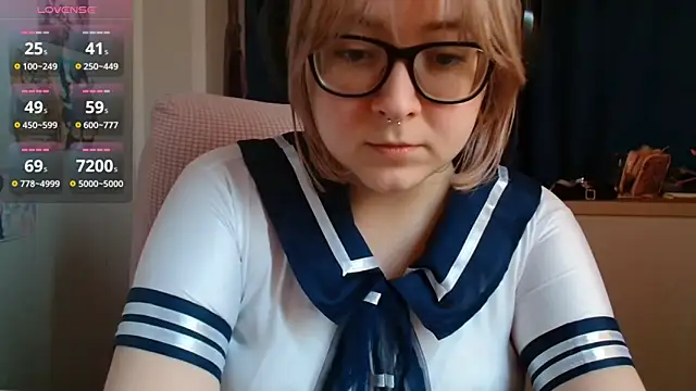 Snapshot of LolaWEI chatting on October 2025 07:30:01 AM LolaWEI online show from October 2025 07:30:01 AM